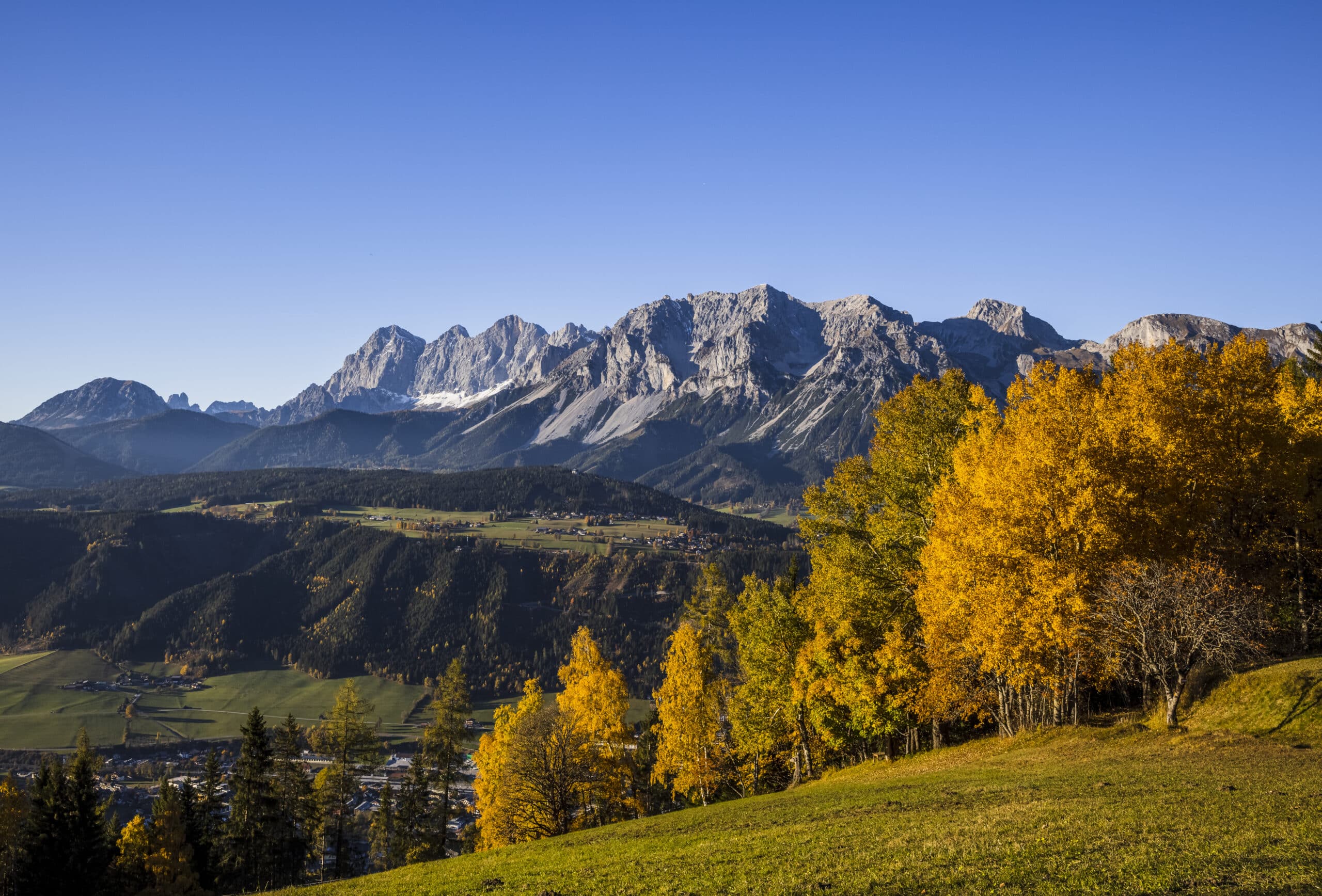 Herbstlandschaft mit Ramsau und Dachstein